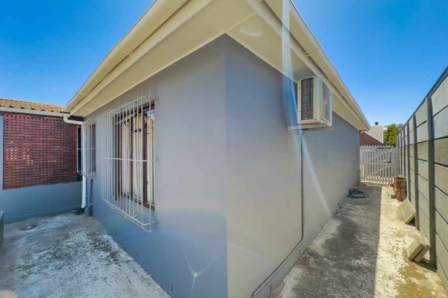 5 Bedroom Property for Sale in Uitzicht Western Cape